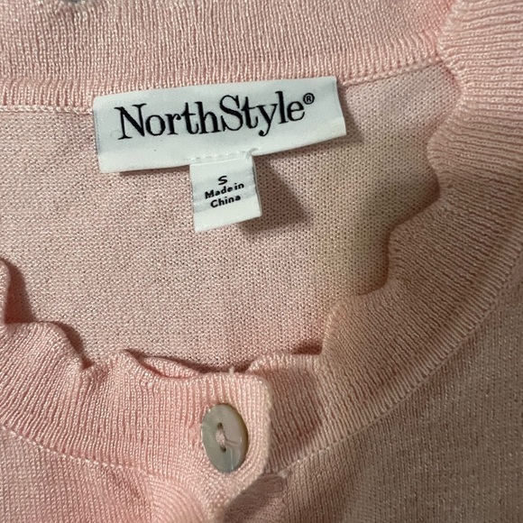 NorthStyle Scallop Trim Shrug, Shell Buttons, Ribbed Trim, Size Small - Picture 3 of 7